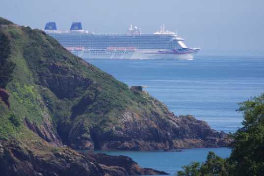 28 June 2021 - 14-46-31
It travelled downtime south coast and then along the north Cornwall waters nd just about entered the Bristol channel before turning round and coming back.
-------------------
P&O cruise ship Britannia passes Dartmouth